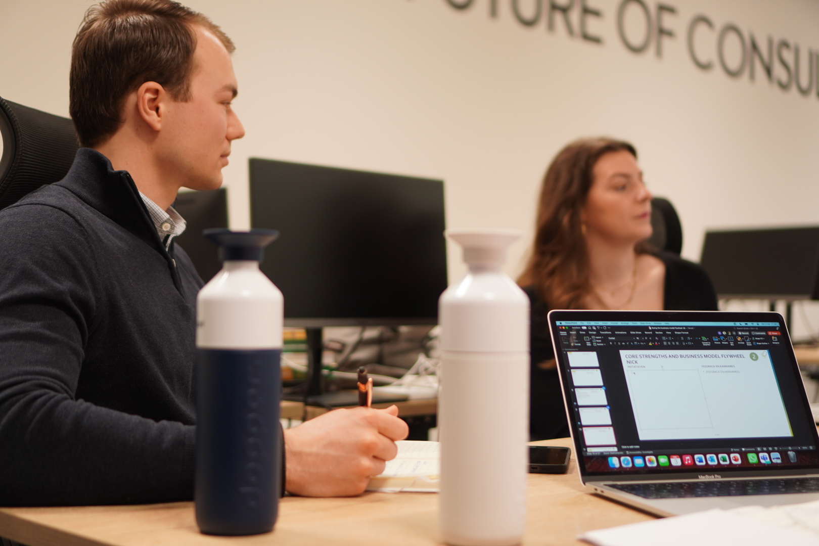 Student Consultants in overleg aan tafel